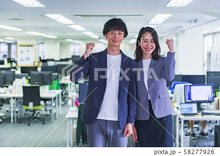 ビジネスイメージ：インターンを経てIT企業に入社した同期社員がガッツポーズでやる気をアピールのシーン 58277926