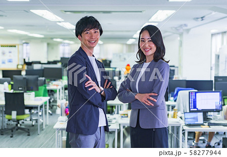 ビジネスイメージ：トップエンジニアの男女タッグで構成されるIT企業の最強チームが難プロジェクトに挑む 58277944