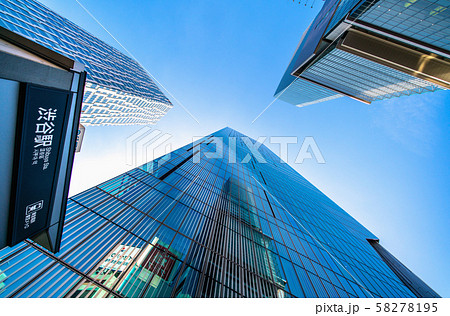 日本の東京都市景観 渋谷駅とまもなく第１期開業の渋谷スクランブルスクエア（窓ガラスにも渋谷ヒカリエ） 58278195