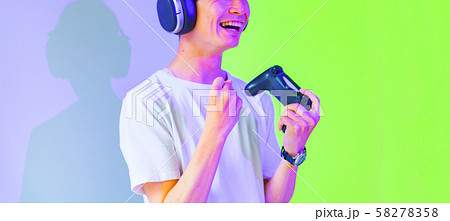 eスポーツのイメージ:コントローラーを片手に若者がゲームにエキサイティングしているシーン eスポーツのイメージ:コントローラーを片手に若者がゲームにエキサイティングしているシーン 58278358