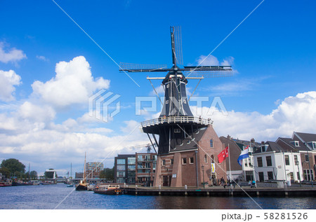 ハールレムの風車と街並み 58281526