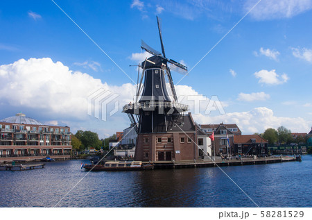 ハールレムの風車と街並み 58281529