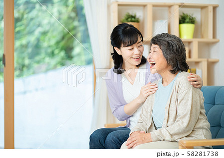 親子 母子 シニア女性 ミドル女性 2人 親子 母子 シニア女性 ミドル女性 2人 58281738