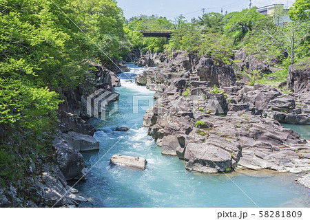 厳美渓　渓谷　岩　流れ　岩手県 58281809