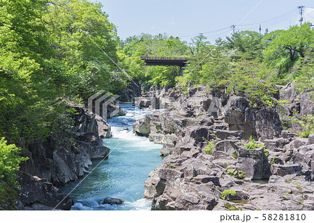 厳美渓　渓谷　岩　流れ　岩手県 58281810