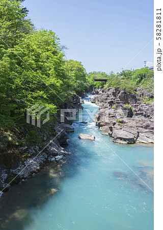 厳美渓　渓谷　岩　流れ　岩手県 58281811