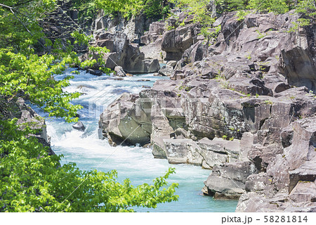 厳美渓　渓谷　岩　流れ　岩手県 58281814