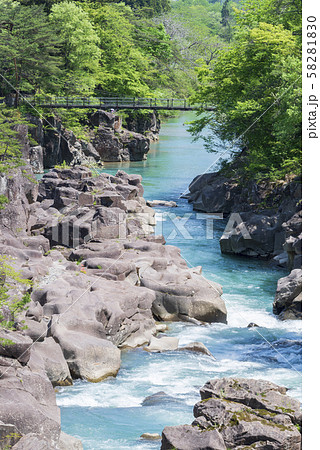 厳美渓　渓谷　岩　流れ　岩手県 58281830