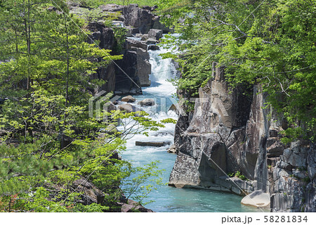厳美渓　渓谷　岩　流れ　岩手県 58281834