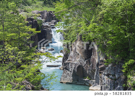 厳美渓　渓谷　岩　流れ　岩手県 58281835