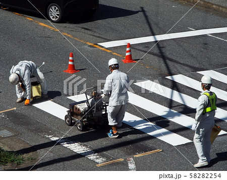 交通を確保しながら道路標識の工事をしています 58282254