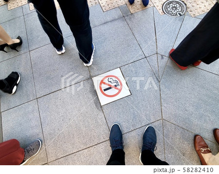 街中の禁煙マーク 街中の禁煙マーク 58282410