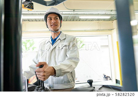 フォークリフト 倉庫 作業員 物流 ビジネスイメージ 58282520