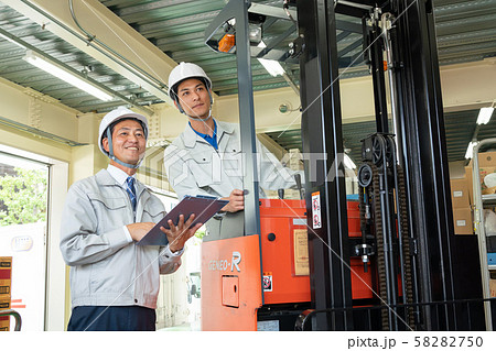 フォークリフト 倉庫 作業員 物流 ビジネスイメージ フォークリフト 倉庫 作業員 物流 ビジネスイメージ 58282750