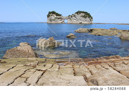 碧い海に浮かぶ南紀白浜のシンボル円月島 58284088