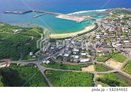 与那国島の祖納の町並み空撮 58284692