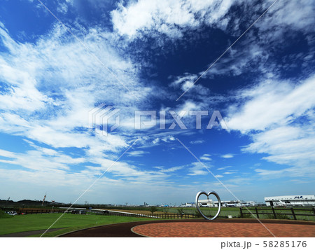ハートのモヌメントと青い空 58285176
