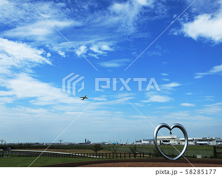 白い雲とジェット機 58285177