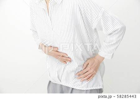 女性　ミドルエイジ  腹痛 58285443