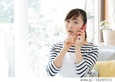 電話をする主婦 58285572