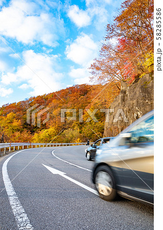 空撮 紅葉に染まった日光の山々といろは坂の写真素材