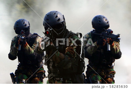 Military special unit commandos assult team  58285630