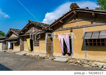 福井県 一乗谷朝倉氏遺跡 町並みと復元建物 福井県 一乗谷朝倉氏遺跡 町並みと復元建物 58288317