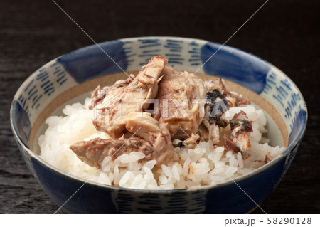 鯖の水煮をのせたご飯 58290128