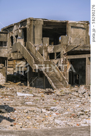 長崎の世界遺産軍艦島の廃墟群	 58290276