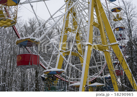 View of the Ferris wheel snow-covered cold winter day View of the Ferris wheel snow-covered cold winter day 58290965