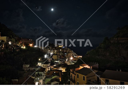 世界遺産チンクエテッレ マナローラの夜景 世界遺産チンクエテッレ マナローラの夜景 58291269
