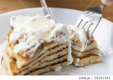 ホットケーキをカットする 58291384