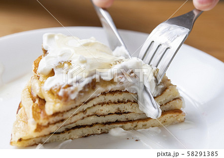 ホットケーキを切る 58291385