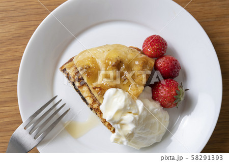 ホットケーキ 〜苺と水切りヨーグルト添え〜 ホットケーキ 〜苺と水切りヨーグルト添え〜 58291393