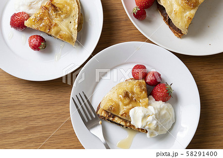 ホットケーキ 苺と水切りヨーグルト添え の写真素材