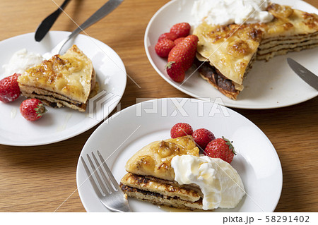 ホットケーキ 〜苺と水切りヨーグルト添え〜 ホットケーキ 〜苺と水切りヨーグルト添え〜 58291402