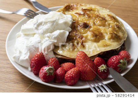 バナナのホットケーキ 〜苺と水切りヨーグルト添え〜 バナナのホットケーキ 〜苺と水切りヨーグルト添え〜 58291414