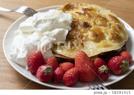 バナナのホットケーキ 〜苺と水切りヨーグルト添え〜 バナナのホットケーキ 〜苺と水切りヨーグルト添え〜 58291415