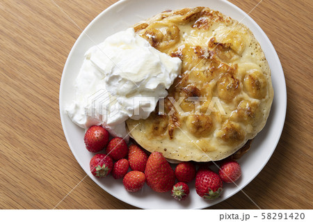 バナナのホットケーキ 〜苺と水切りヨーグルト添え〜 58291420