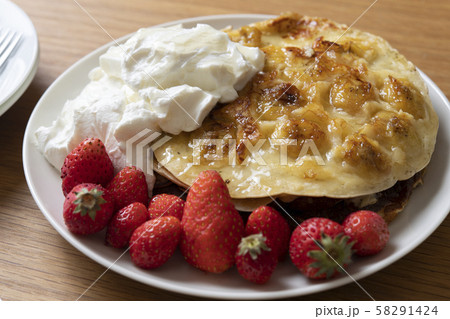 バナナパンケーキ 〜苺と水切りヨーグルト添え〜 58291424