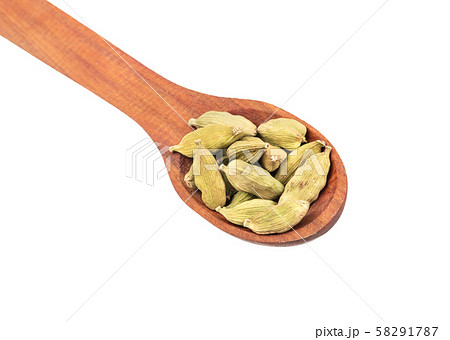 Green cardamom in spoon 58291787