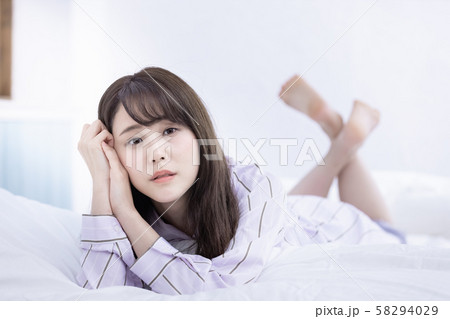 頬杖 両肘を付く女性 ベッド 寝室 部屋着 頬杖 両肘を付く女性 ベッド 寝室 部屋着 58294029