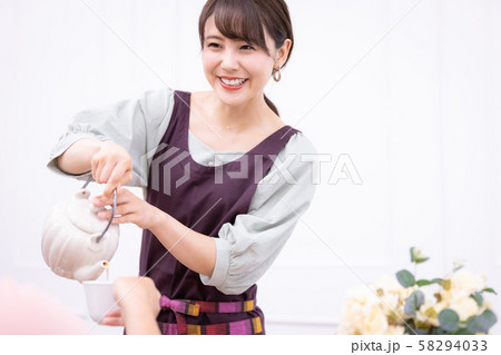 紅茶を注ぐ女性 エプロン ティーポット 紅茶を注ぐ女性 エプロン ティーポット 58294033