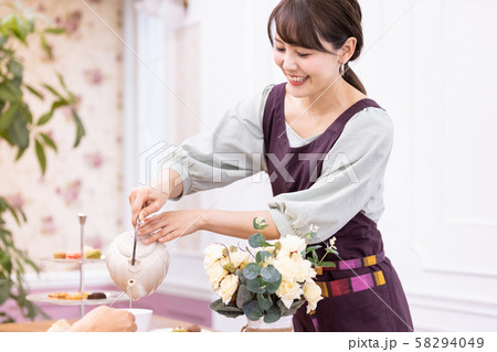 紅茶を注ぐ女性　ティーポット 58294049