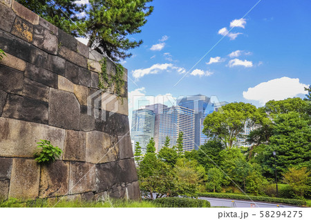 【東京都】皇居東御苑 中之門跡の石垣と高層ビル 【東京都】皇居東御苑 中之門跡の石垣と高層ビル 58294275