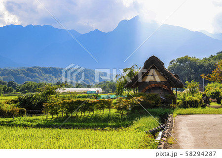 【山梨県】南アルプスと北杜市の秋の田園風景 58294287