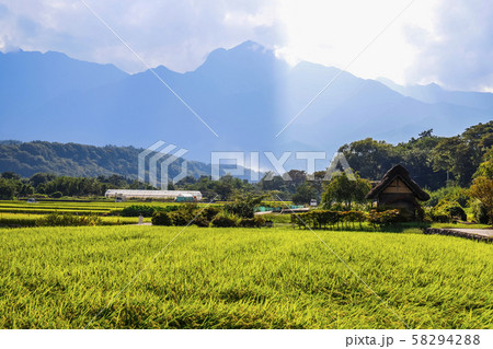 【山梨県】南アルプスと北杜市の秋の田園風景 58294288