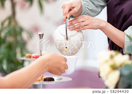 紅茶を注ぐ女性　パーツカット 58294430