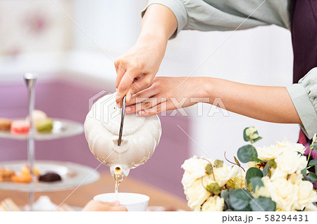紅茶を注ぐ女性 パーツカット 紅茶を注ぐ女性 パーツカット 58294431