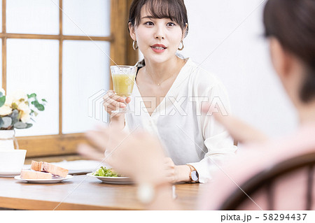 女性　スムージー　置き換えダイエット 58294437